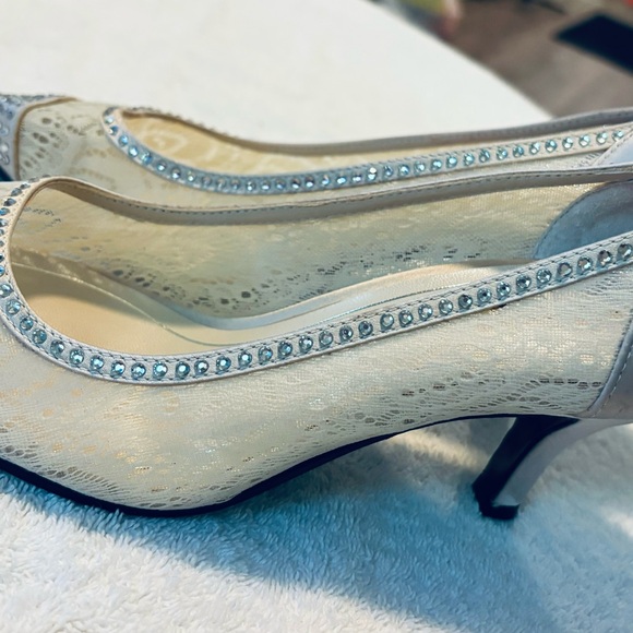 Brand New Stylish Heels By CAPARROS - Size 7.5 - Heel Height 2.5 Inches - box 6 - Picture 3 of 5